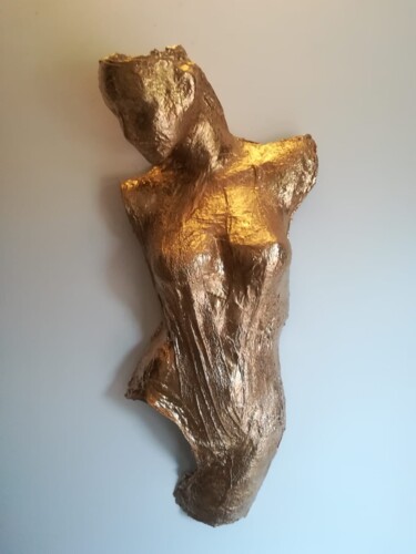 Скульптура под названием "IL VOLTO DORATO" - Licia Trobia, Подлинное произведение искусства, Смола