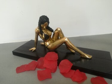 Rzeźba zatytułowany „Donna sexy bikini” autorstwa Licia Trobia, Oryginalna praca, Glina