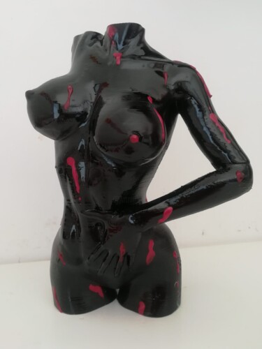 Escultura titulada "Donna in black" por Licia Trobia, Obra de arte original, Plástico