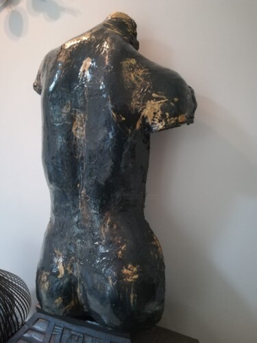 Escultura intitulada "La grigia schiena S…" por Licia Trobia, Obras de arte originais, Resina