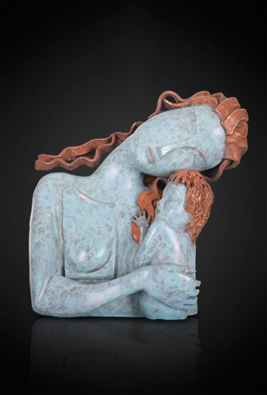 Escultura titulada "Te protéger" por Lilou Gilbert Desvallons, Obra de arte original, Bronce