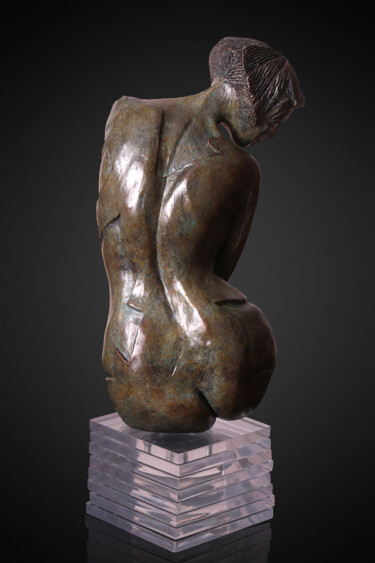 Skulptur mit dem Titel "Emilie" von Lilou Gilbert Desvallons, Original-Kunstwerk, Bronze