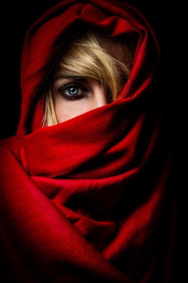 Photography titled "Lady in Red" by L'Individu, Original Artwork, Digital Photography