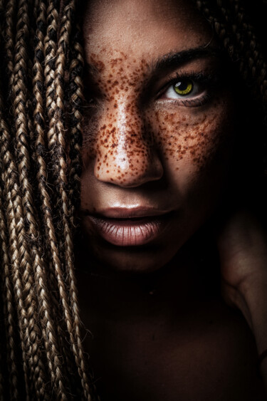 Photographie intitulée "Freckled" par L'Individu, Œuvre d'art originale, Photographie numérique