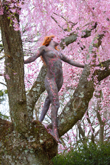 Fotografia intitolato "Cherry Blossom Lady" da Lindy Powers, Opera d'arte originale, Fotografia digitale