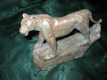 Скульптура под названием "львица" - Lion82, Подлинное произведение искусства, Литьё