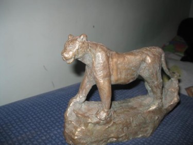 Скульптура под названием "львица" - Lion82, Подлинное произведение искусства, Литьё