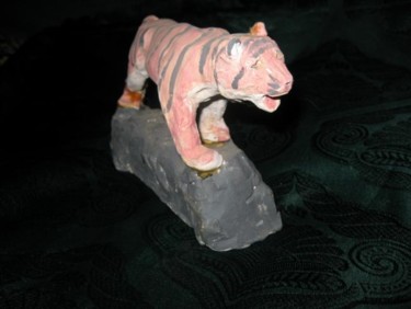 Скульптура под названием "тигр ( полосатый на…" - Lion82, Подлинное произведение искусства, Керамика
