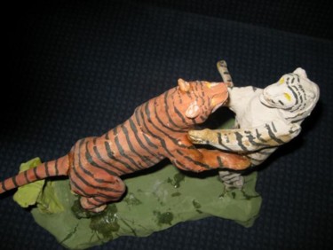Скульптура под названием "тигриная игра" - Lion82, Подлинное произведение искусства, Керамика