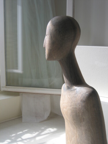 Sculptuur getiteld "Curiosity" door Liquette-Gorbach, Origineel Kunstwerk, Hout