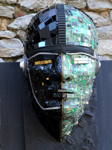 Sculptuur getiteld "DJ Droïde" door Lise Arcangeli, Origineel Kunstwerk, Metalen Gemonteerd op Houten paneel