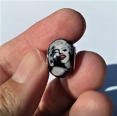Design intitulée "Charm bead 'Marilyn…" par Lisencka Nh-Art, Œuvre d'art originale, Bijoux