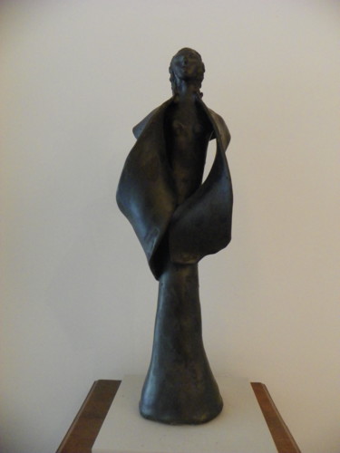 Sculpture titled "LA FEMME EN CAPE" by Lgh, Original Artwork, Clay