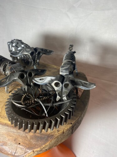 Skulptur mit dem Titel "vuchles" von Loic Baron, Original-Kunstwerk, Metalle