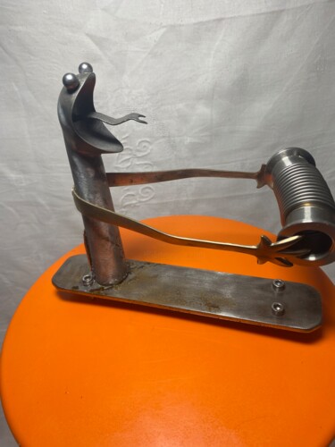 Skulptur mit dem Titel "frog musette" von Loic Baron, Original-Kunstwerk, Metalle