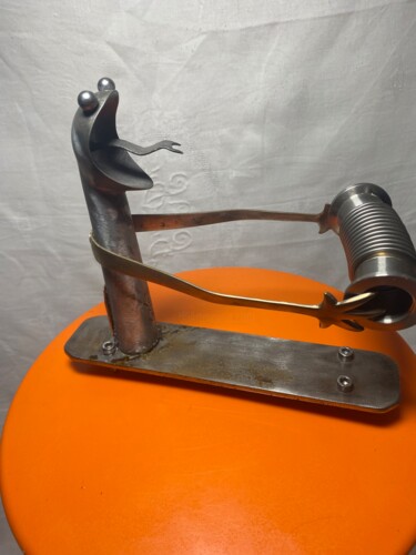 Sculptuur getiteld "frog musette" door Loic Baron, Origineel Kunstwerk, Metalen