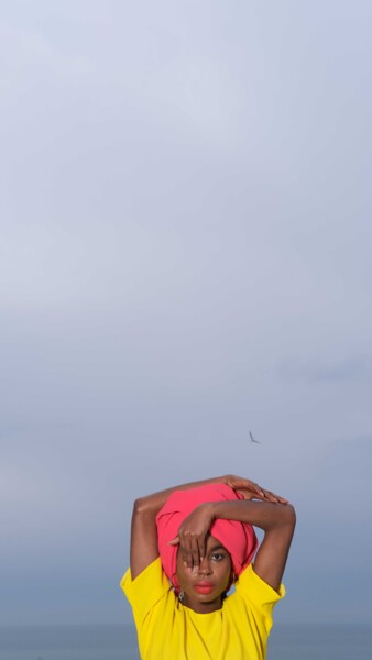 Photographie intitulée "sky.girl.bird.." par Lomari, Œuvre d'art originale, Photographie numérique