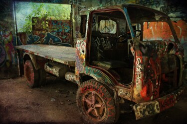 Fotografia intitulada "Camion abbandonato" por Lorenzo Corti, Obras de arte originais, Fotografia digital