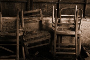 Photographie intitulée "sedie di legno" par Lorenzo Corti, Œuvre d'art originale, Photographie numérique