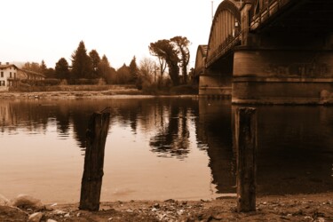 Fotografía titulada "pali sul fiume" por Lorenzo Corti, Obra de arte original, Fotografía digital