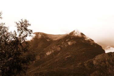 Fotografia intitolato "montagna tra le nuv…" da Lorenzo Corti, Opera d'arte originale, Fotografia digitale