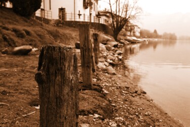 Fotografia zatytułowany „pali sulla riva” autorstwa Lorenzo Corti, Oryginalna praca, Fotografia cyfrowa