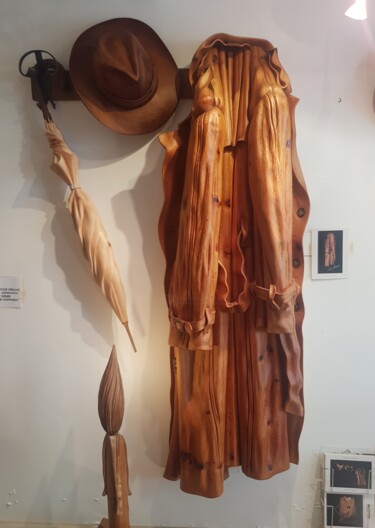 Скульптура под названием "Raincoat with Hat a…" - Loris Marazzi, Подлинное произведение искусства, Дерево
