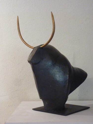 Скульптура под названием "Toro 237" - Louis Lopez, Подлинное произведение искусства, Смола
