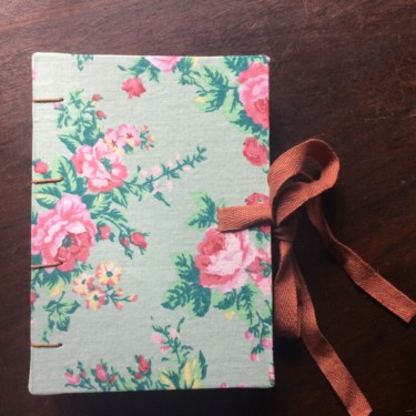 Artesanato intitulada "Caderneta floral" por Louise Tenuta, Obras de arte originais