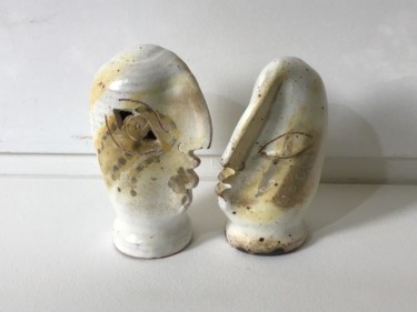 Sculpture titled "Les Bisous Couple N…" by Loul Combres, Original Artwork, Ceramics