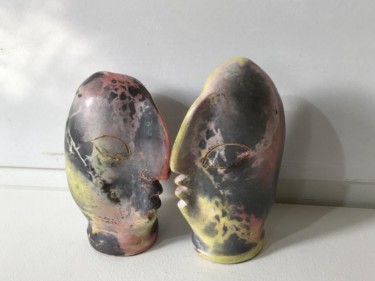 Sculpture titled "Les Bisous Couple N…" by Loul Combres, Original Artwork, Ceramics
