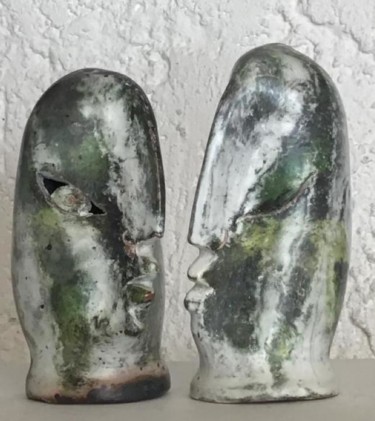 Sculpture intitulée "Les Bisous Couple N…" par Loul Combres, Œuvre d'art originale, Argile