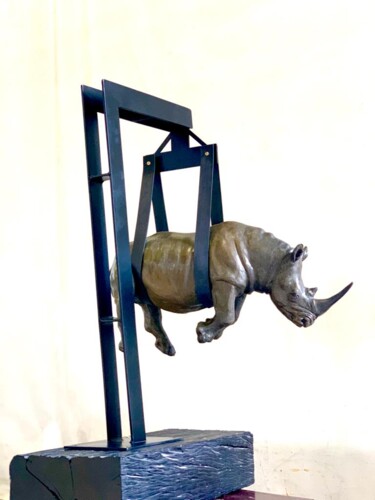 Scultura intitolato "Rhino hanging" da Michael Cañadas, Opera d'arte originale, Bronzo