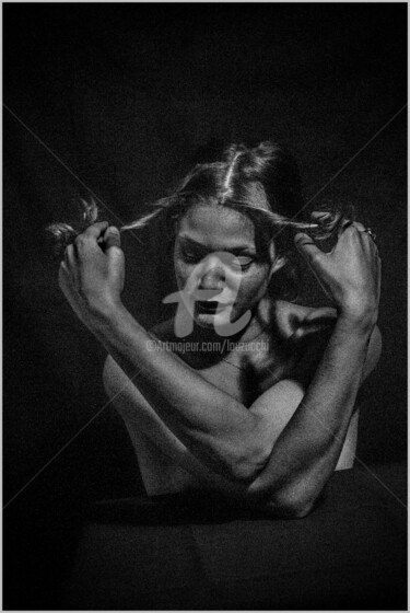 Fotografía titulada "Twisted............…" por Lou Zucchi, Obra de arte original