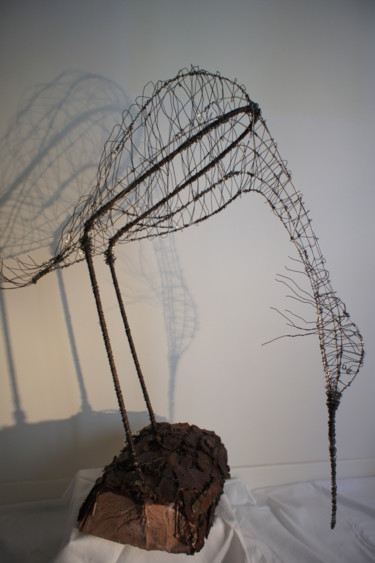 Sculpture intitulée "l'aigrette se nourr…" par Laurence Van Baren, Œuvre d'art originale, Fil de fer