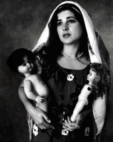 Photographie intitulée "Madone aux poupées" par Lsarah Dubas, Œuvre d'art originale