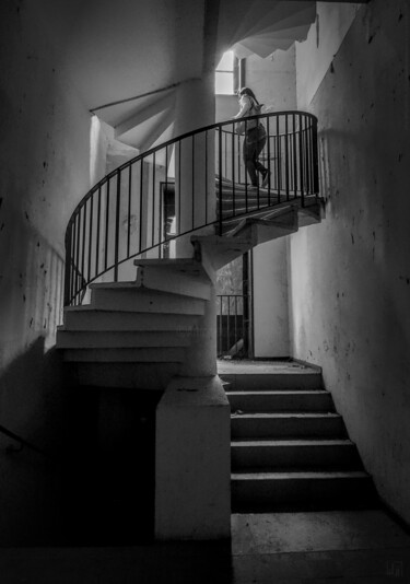 Photographie intitulée "Upstairs ancien cou…" par Luc Marie Martin, Œuvre d'art originale, Photographie numérique