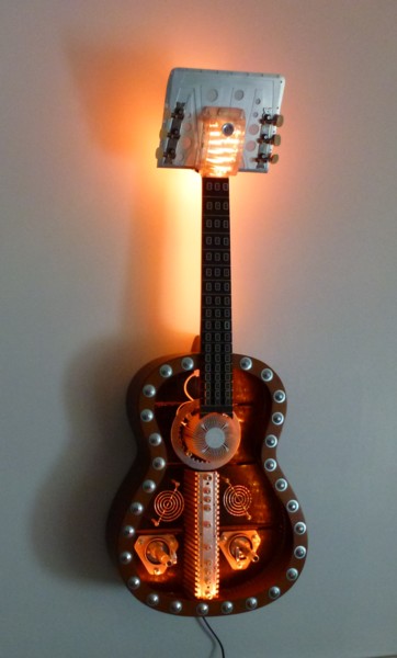 Художественная композиция под названием "guitare" - Luc Obukow, Подлинное произведение искусства, Дерево