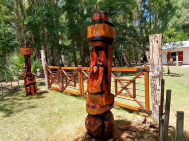 Skulptur mit dem Titel "Moais en Punta del…" von Lucas Mauricio Contreras (LMContreras), Original-Kunstwerk, Holz