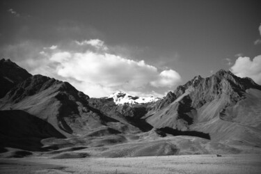 Fotografia intitolato "immovable mountains" da Lucas Solémo, Opera d'arte originale, Fotografia digitale