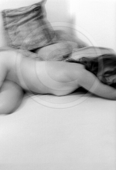 Photographie intitulée "Endormie" par Luce Dupont, Œuvre d'art originale, Photographie argentique