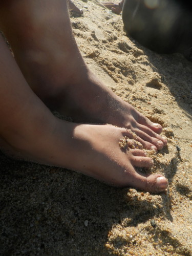 Photographie intitulée "Pieds dans le sable" par Lucia Tournu, Œuvre d'art originale, Photographie non manipulée