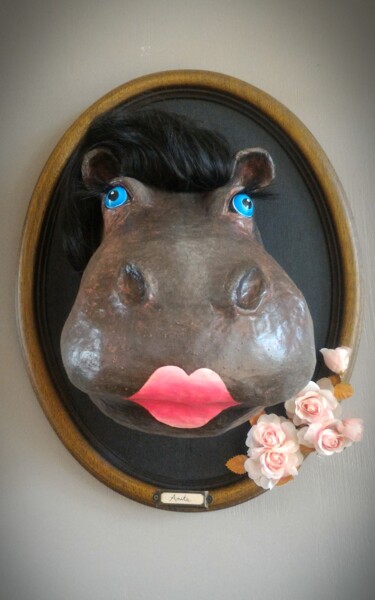 Escultura intitulada "Trophée d'Hippopota…" por Lucie Bernier, Obras de arte originais, Papel