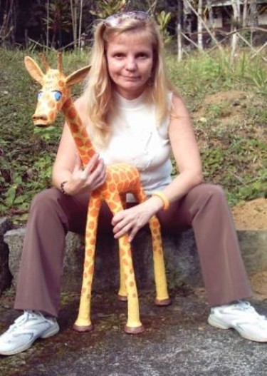 Escultura intitulada "Girafa Bebedita" por Lucienne Dumay, Obras de arte originais