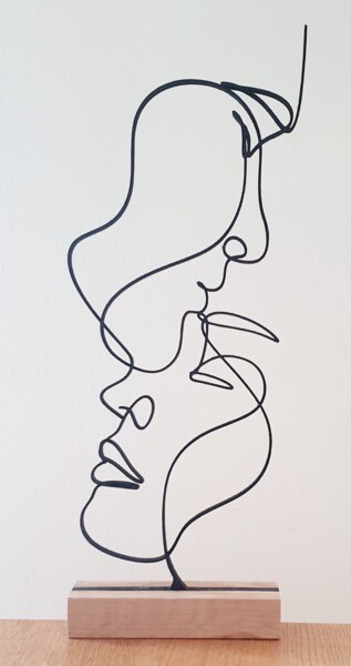 Escultura titulada "Le baiser sur le fr…" por Ludovic Latreille, Obra de arte original, Madera