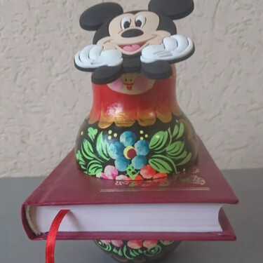 Scultura intitolato "Mickey-nestingdoll-…" da Ludmila Skripkina, Opera d'arte originale, Carta