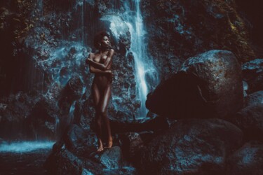 Photographie intitulée "Waterfall Nude" par Ludovic Miath, Œuvre d'art originale, Photographie numérique