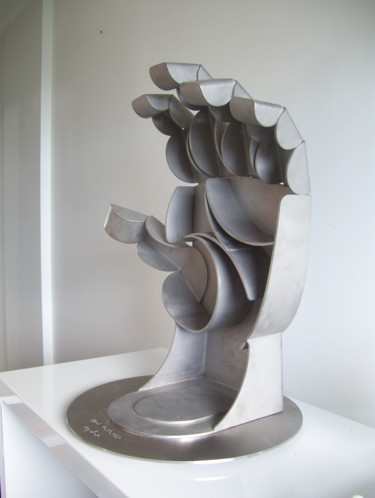 Sculpture titled "Main" by Lugufelo, Original Artwork, Metals