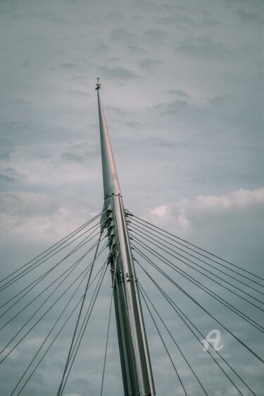 Photographie intitulée "Bridge Tower" par Luigi Veggetti, Œuvre d'art originale, Photographie numérique