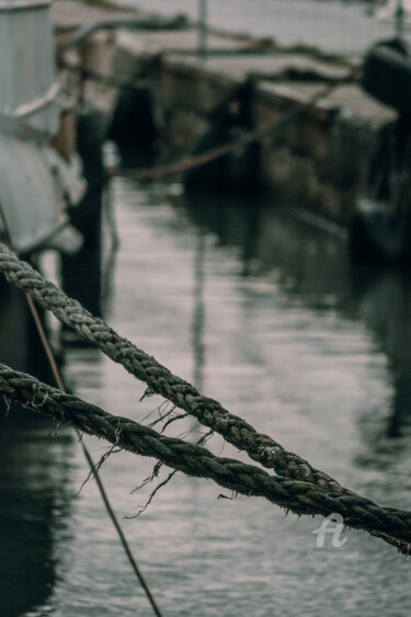 Photographie intitulée "Old Sailing Ropes" par Luigi Veggetti, Œuvre d'art originale, Photographie numérique